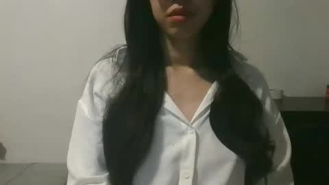 Snapshot of axuepetitt chatting on 12.27.24 axue online show from 12.27.24