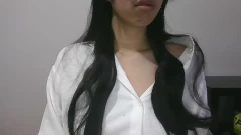 Snapshot of axuepetitt chatting on 01.29.25 axue online show from 01.29.25