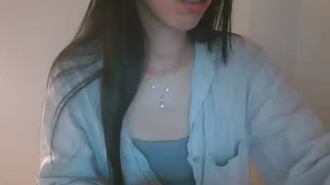 Snapshot of axuepetitt chatting on 07.17.26 axue online show from 07.17.26