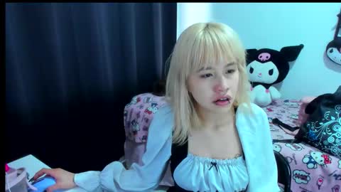 Azu Moure online show from 12.22.25