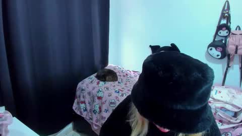 Azu Moure online show from 01.05.26