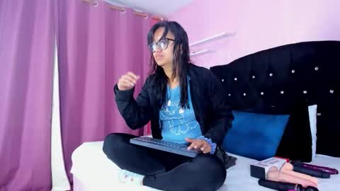 Snapshot of azul_moon chatting on 12.02.25 azul_moon online show from 12.02.25