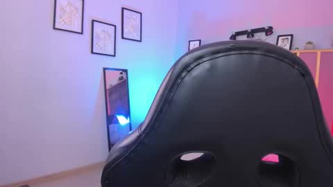 Azurra  online show from 10.18.25