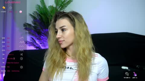 Snapshot of babbyaisha chatting on 01.28.25 Inna online show from 01.28.25