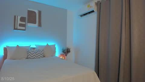 Snapshot of babesexy19_ chatting on 10.08.25 itzell online show from 10.08.25