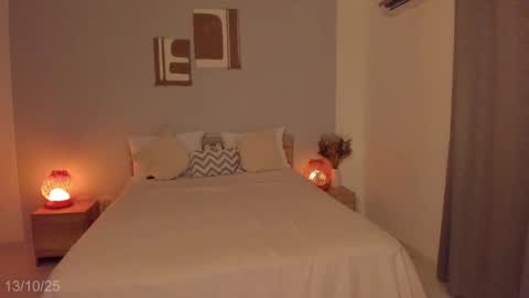 Snapshot of babesexy19_ chatting on 10.14.25 itzell online show from 10.14.25