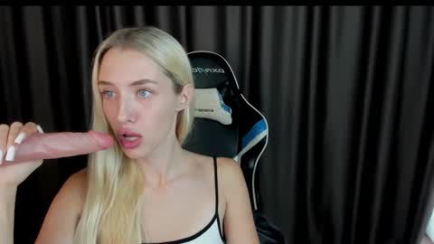 Snapshot of baby__xoxo chatting on 09.30.25 Alice online show from 09.30.25