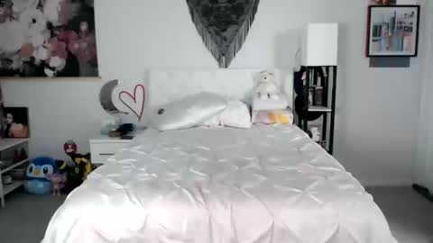 Snapshot of babyempathy chatting on 10.15.25 akira online show from 10.15.25