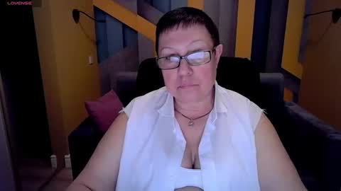 Snapshot of barbaraturners chatting on 03.10.25 barbaraturners online show from 03.10.25