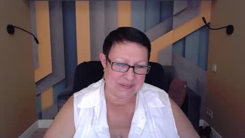 Snapshot of barbaraturners chatting on 10.10.25 barbaraturners online show from 10.10.25