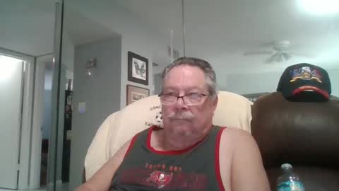 Snapshot of bbb1952 chatting on 10.28.25 Single Grandpa in Florida. Love to C2C and have Fun Privately online show from 10.28.25