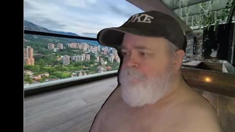 Snapshot of bear4muscle chatting on 12.07.24 Dookie online show from 12.07.24