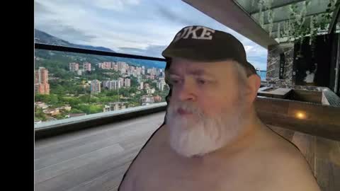 Snapshot of bear4muscle chatting on 12.07.24 Dookie online show from 12.07.24