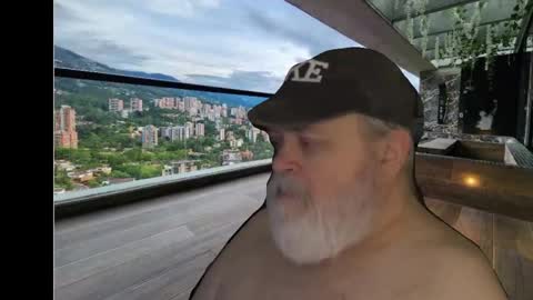 Snapshot of bear4muscle chatting on 12.08.24 Dookie online show from 12.08.24