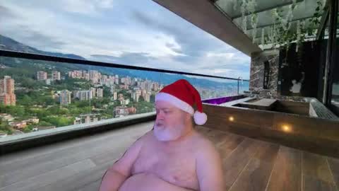 Snapshot of bear4muscle chatting on 12.21.25 Dookie online show from 12.21.25