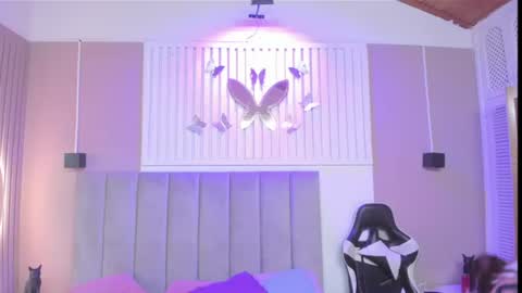 Snapshot of beauty_milf4 chatting on 06.13.26 Chantall online show from 06.13.26