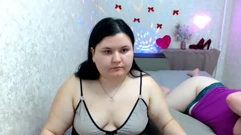 Snapshot of beckyandellen chatting on 12.11.24 BeckyAndEllen online show from 12.11.24