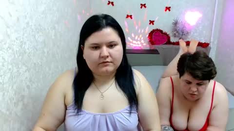 Snapshot of beckyandellen chatting on 12.18.24 BeckyAndEllen online show from 12.18.24