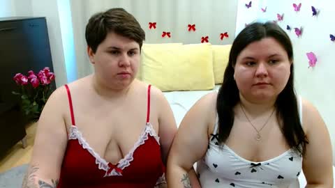 Snapshot of beckyandellen chatting on 10.13.25 BeckyAndEllen online show from 10.13.25