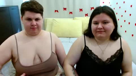 Snapshot of beckyandellen chatting on 10.27.25 BeckyAndEllen online show from 10.27.25