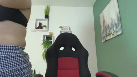 Snapshot of bella_99x chatting on 12.27.24 Bel 3 online show from 12.27.24