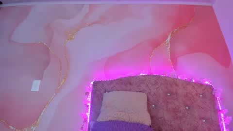 Snapshot of bella__sweets chatting on 12.24.24 Melanie online show from 12.24.24