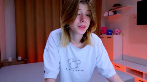 Snapshot of bella_amoury chatting on 11.18.25 Bella online show from 11.18.25