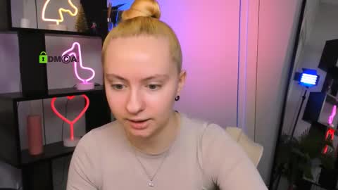 Snapshot of bella_blade chatting on 12.21.25 bella_blade online show from 12.21.25