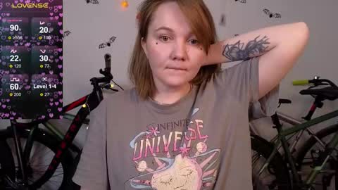 Snapshot of bella_murrrr chatting on 10.28.25 Bella online show from 10.28.25