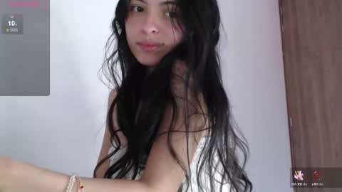 Snapshot of bella_musee chatting on 12.30.24   online show from 12.30.24