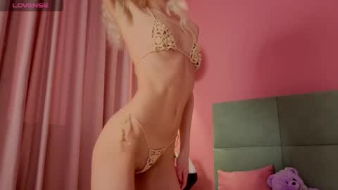 Snapshot of bella_stewarttt chatting on 04.25.26 Bella NEW ROOM online show from 04.25.26