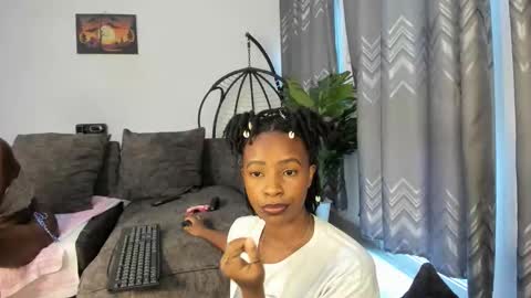 Snapshot of bella_thequeen chatting on 06.01.26 Bella sweetpea online show from 06.01.26