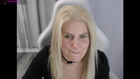 Snapshot of bellastar84 chatting on 10.30.25 Starr40 online show from 10.30.25