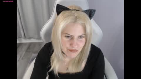 Snapshot of bellastar84 chatting on 10.31.25 Starr40 online show from 10.31.25