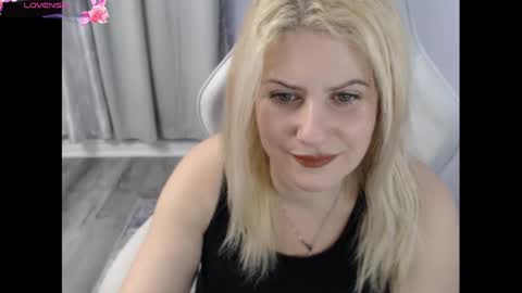 Snapshot of bellastar84 chatting on 11.17.25 Starr40 online show from 11.17.25