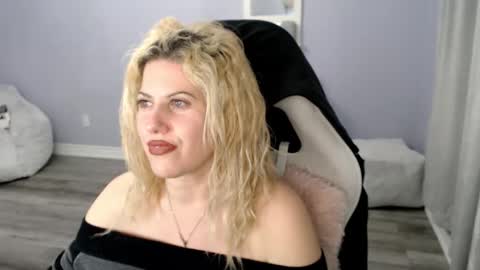Snapshot of bellastar84 chatting on 12.22.25 Starr40 online show from 12.22.25