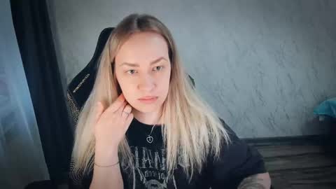 Snapshot of bellezza_ chatting on 05.25.26 Your Annabelle Wolf online show from 05.25.26