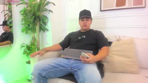 Snapshot of bennett_alejoo chatting on 09.25.25 bennett_alejoo online show from 09.25.25