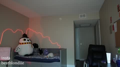 Snapshot of bestblondiiecb chatting on 01.17.25 Chloe Next stream on Friday online show from 01.17.25