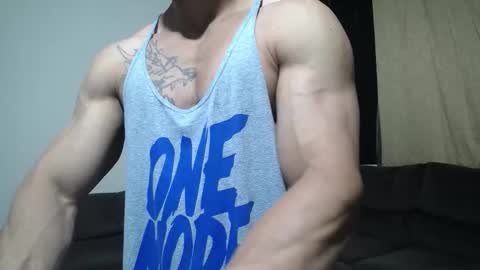 Snapshot of bestmuscle chatting on 12.18.25 bestmuscle online show from 12.18.25