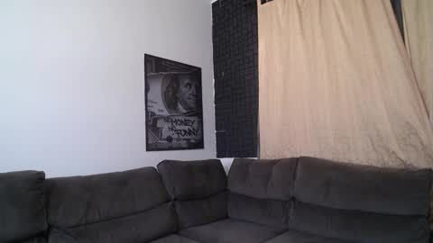 Snapshot of bestmuscle chatting on 12.21.25 bestmuscle online show from 12.21.25