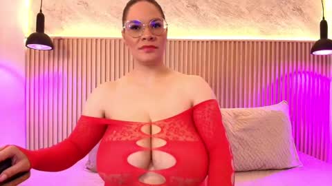 Snapshot of big_tits_in_your_face chatting on 10.01.25 Tell me Sophia  online show from 10.01.25