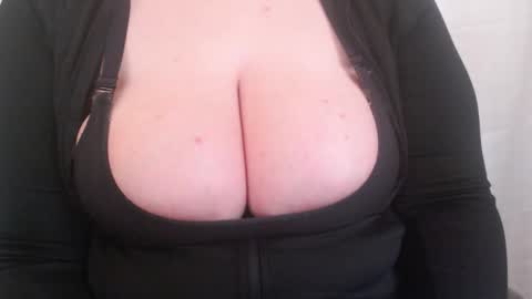 Snapshot of bigbittiesandfun chatting on 02.04.25 bigbittiesandfun online show from 02.04.25
