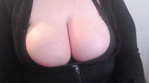Snapshot of bigbittiesandfun chatting on 02.05.25 bigbittiesandfun online show from 02.05.25