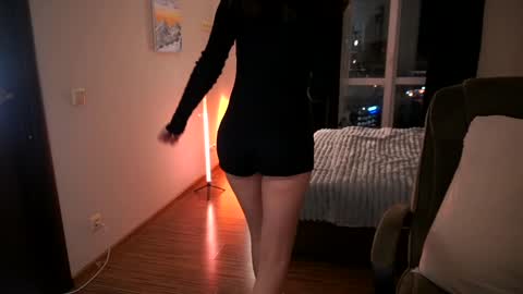 Snapshot of bitter_moon chatting on 10.04.25 Ann Braslowsky online show from 10.04.25