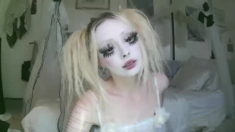 vampire fang  online show from 04.20.26