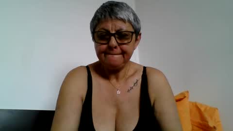 Snapshot of blackwidow05 chatting on 06.05.26 Black Widow online show from 06.05.26
