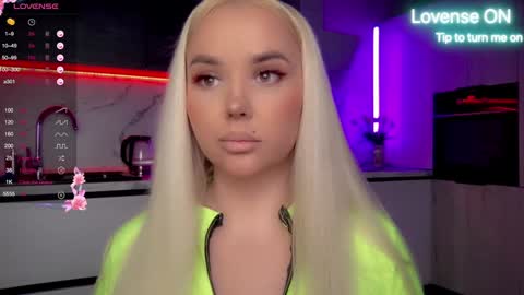 Snapshot of blond_diamond chatting on 01.22.25 Lana online show from 01.22.25