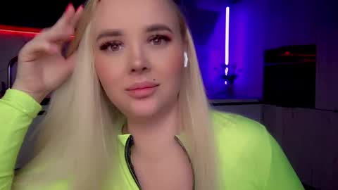 Snapshot of blond_diamond chatting on 02.04.25 Lana online show from 02.04.25