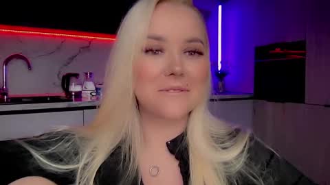 Snapshot of blond_diamond chatting on 02.20.25 Lana online show from 02.20.25